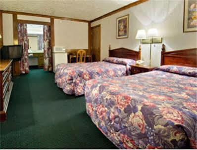 Super 8 By Wyndham Of Moore