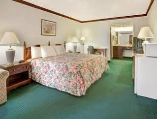 Hotel Super 8 By Wyndham Of Moore