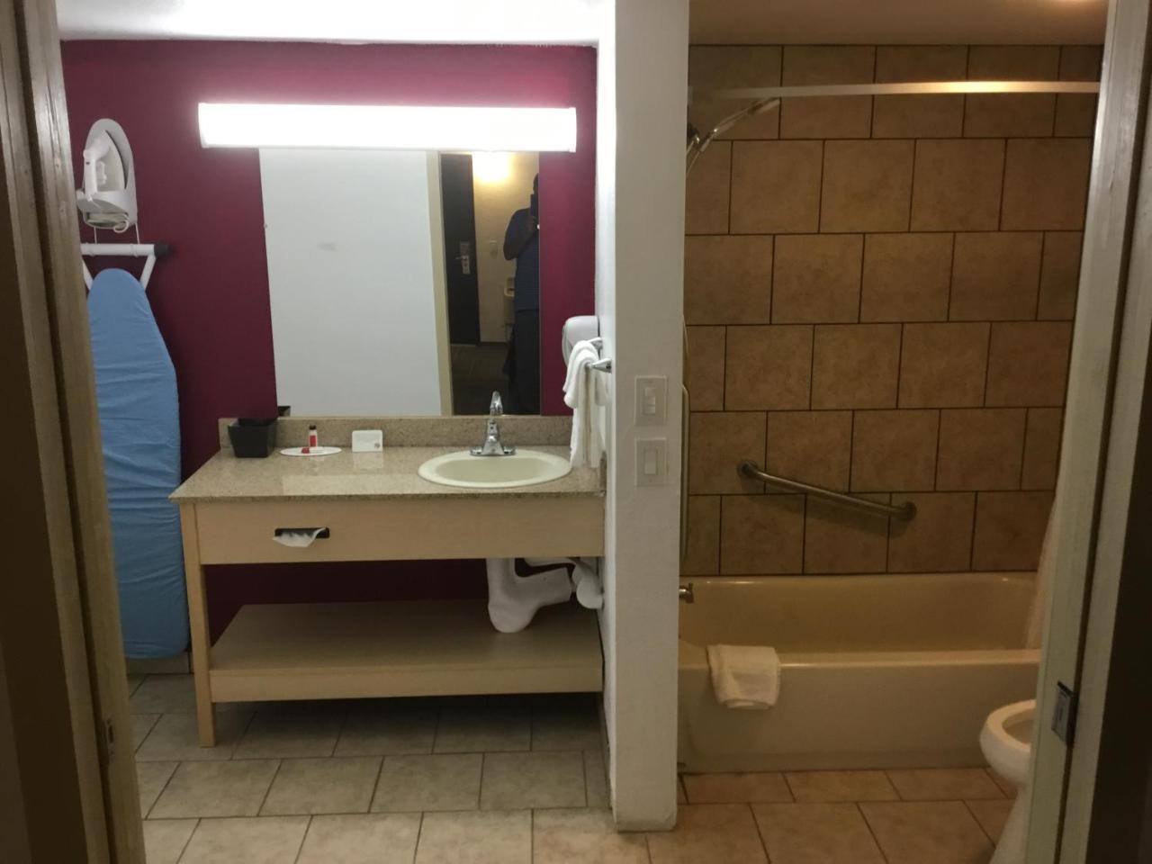 Hotel Super 8 By Wyndham Of Moore