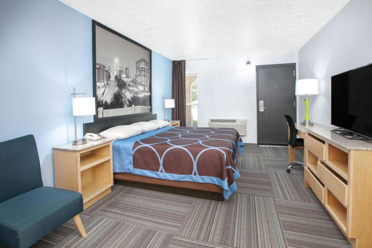 Super 8 By Wyndham Of Moore